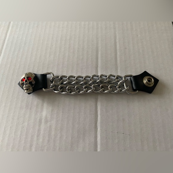 Skull Vest Clip Red Rhinestone Eyes - Picture 1 of 4